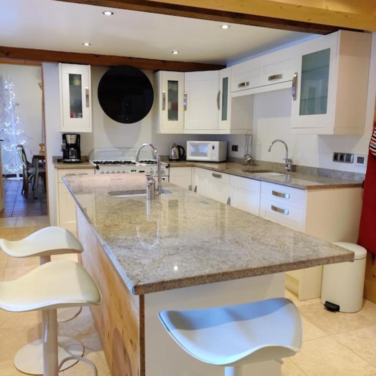 Spacious Ski Chalet In Traditional French Village, sleeps 8, Four Star with fibre broadband - Chalet - 10