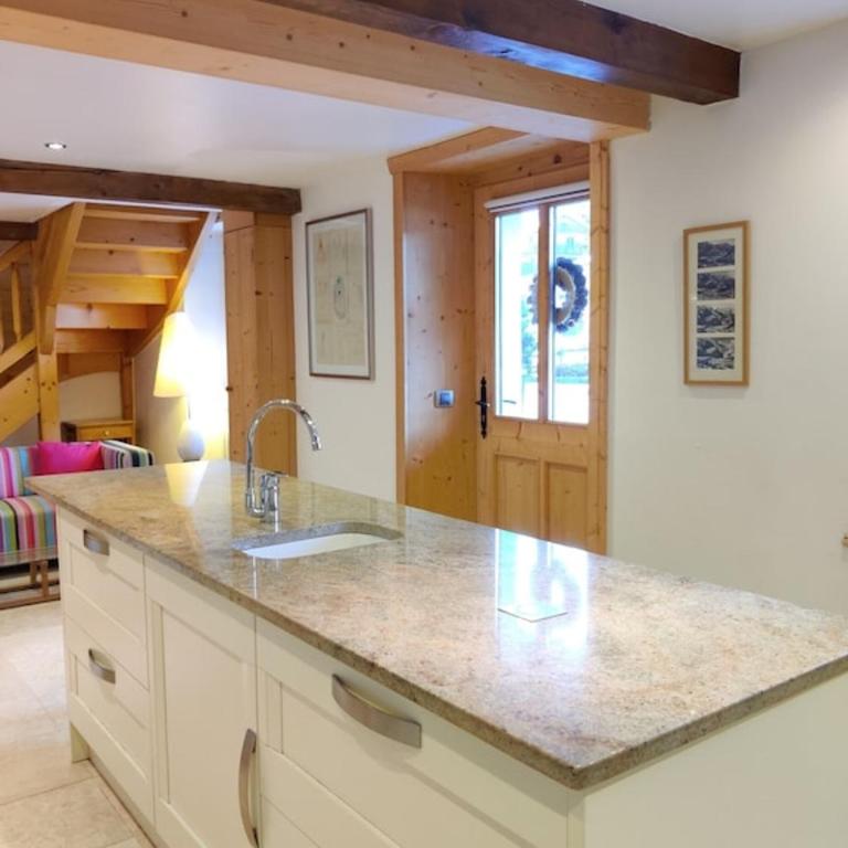 Spacious Ski Chalet In Traditional French Village, sleeps 8, Four Star with fibre broadband - Chalet - 9