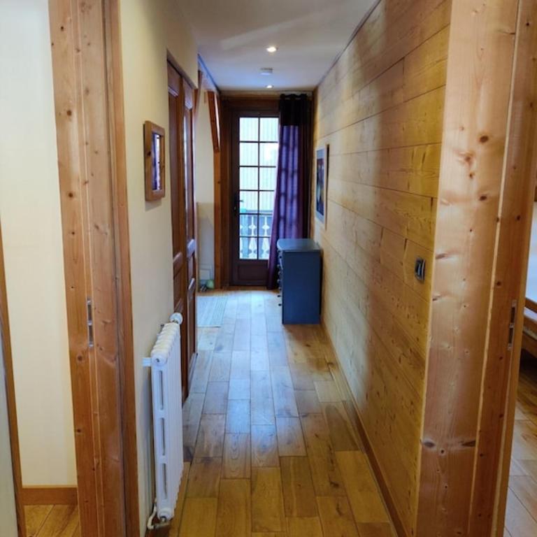 Spacious Ski Chalet In Traditional French Village, sleeps 8, Four Star with fibre broadband - Chalet - 8