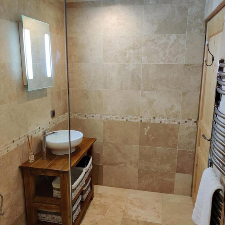 Spacious Ski Chalet In Traditional French Village, sleeps 8, Four Star with fibre broadband - Chalet - 7