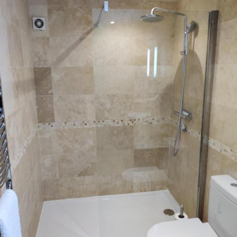 Spacious Ski Chalet In Traditional French Village, sleeps 8, Four Star with fibre broadband - Chalet - 6