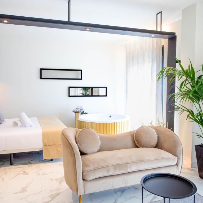 Reina Victoria La Plaza - Deluxe Double Room with Spa Bath - 4