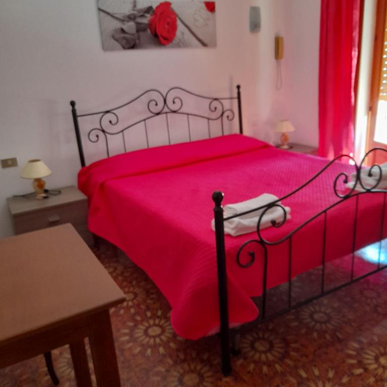 Hotel California - Double or Twin Room with Private Bathroom - 10