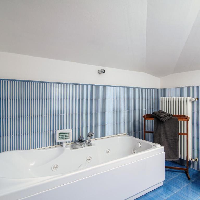I D'A Charming Penthouse - LAKE VIEW- Como- House-130 mt-2 double bedrooms and 2 double bathrooms a spacious living room-Full equipped kitchen-Private garden and terrace-Private covered parking - Appartamento con 2 Camere da Letto - 33