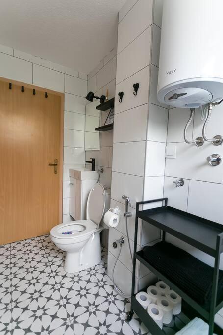 BeeStrick Apartment - Charming and Spacious - One-Bedroom Apartment - 12