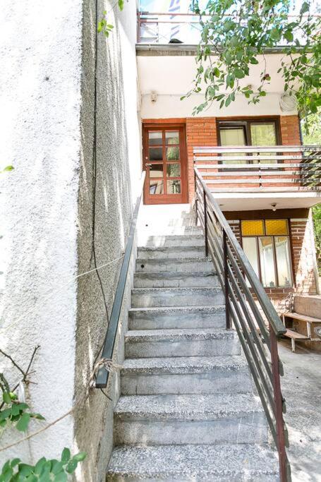 BeeStrick Apartment - Charming and Spacious - One-Bedroom Apartment - 18