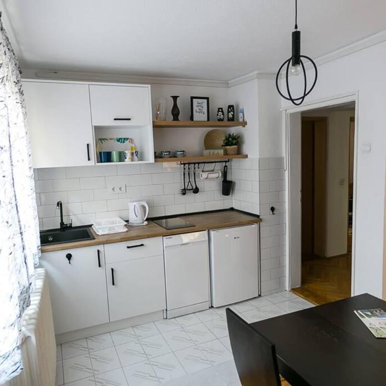 BeeStrick Apartment - Charming and Spacious - One-Bedroom Apartment - 5