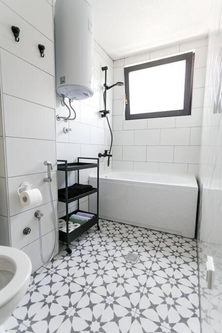 BeeStrick Apartment - Charming and Spacious - One-Bedroom Apartment - 11