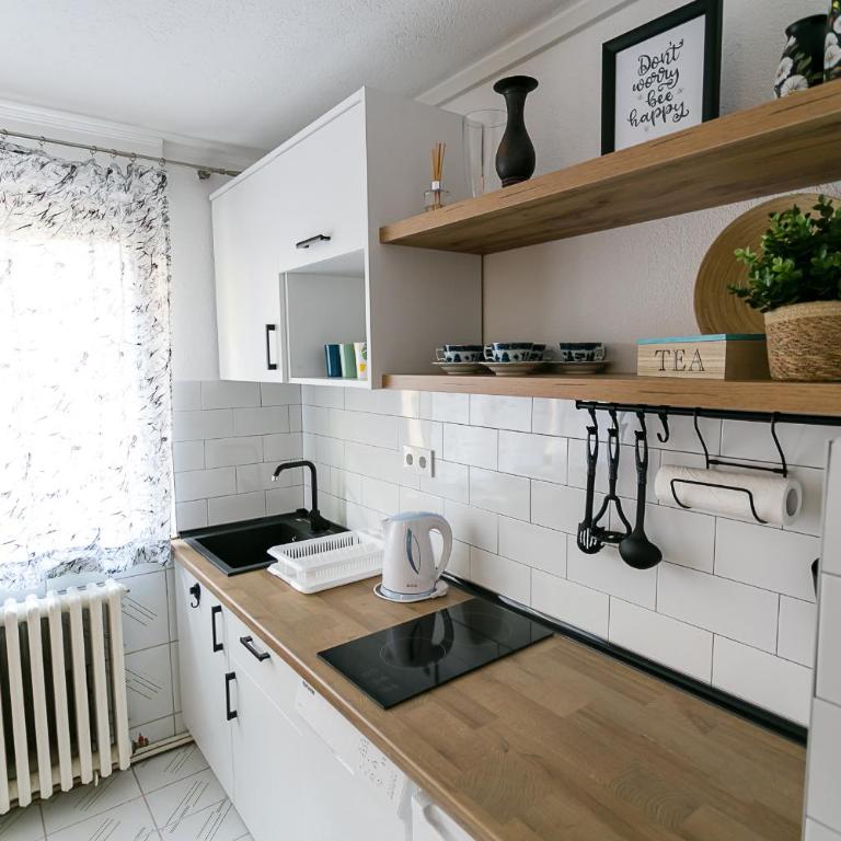 BeeStrick Apartment - Charming and Spacious - One-Bedroom Apartment - 6