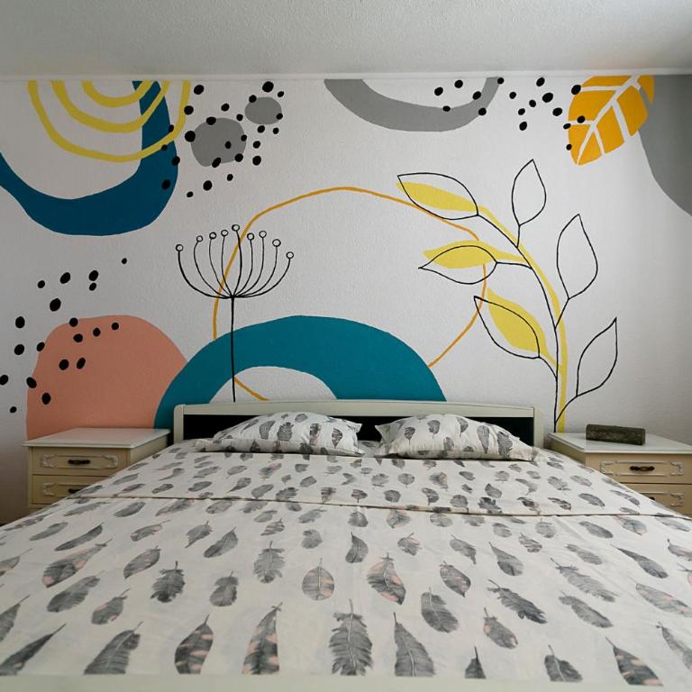 BeeStrick Apartment - Charming and Spacious - One-Bedroom Apartment - 1