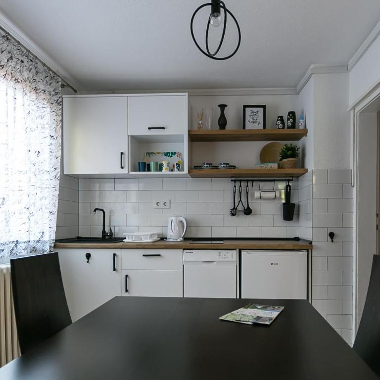 BeeStrick Apartment - Charming and Spacious - One-Bedroom Apartment - 8