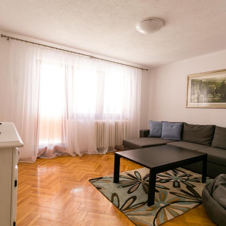 BeeStrick Apartment - Charming and Spacious - One-Bedroom Apartment - 10
