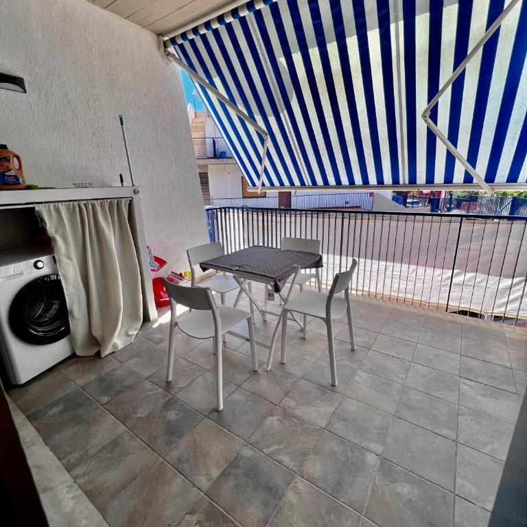 Coral Beach Apartment- Steps from Sea, AC & WIFI - Appartamento con 1 Camera da Letto - 10