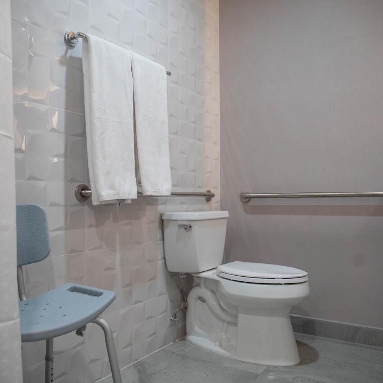Holiday Inn Express & Suites - Tijuana Otay by IHG - Standard King Room - Accessible - 4