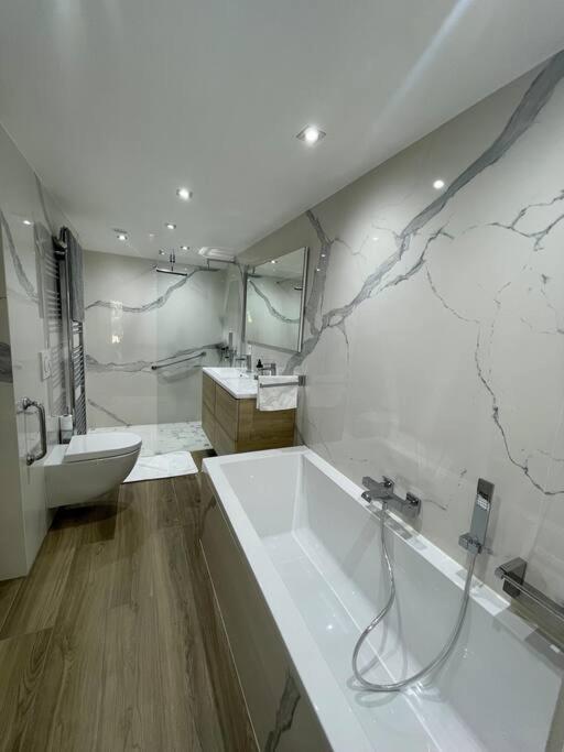 Chalet Kelly, au centre ville avec Jacuzzi - Chalet - 13
