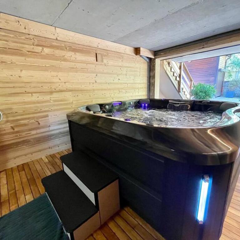 Chalet Kelly, au centre ville avec Jacuzzi - Chalet - 33