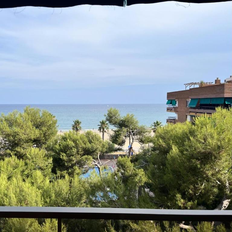 AT049 Els Pins, primera línea de la playa con piscina y barbacoa - Apartamento - 2