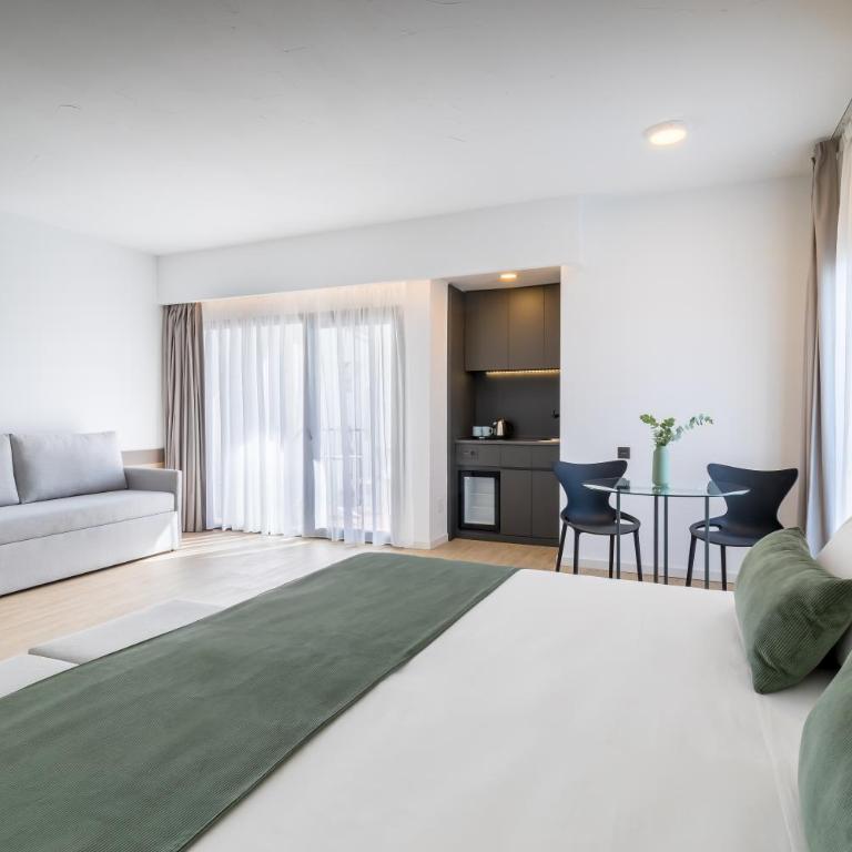 Occidental Puerto Banús - Habitación Familiar Deluxe (2 adultos + 2 niños) - 12