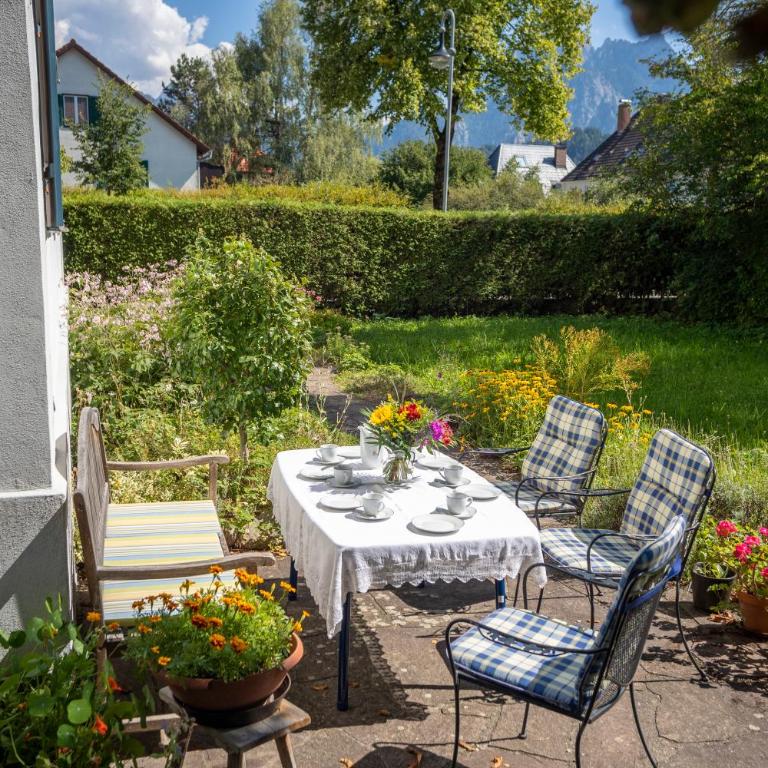 Landhauswohnung mit wildromantischem Garten - Apartment mit 2 Schlafzimmern - 2