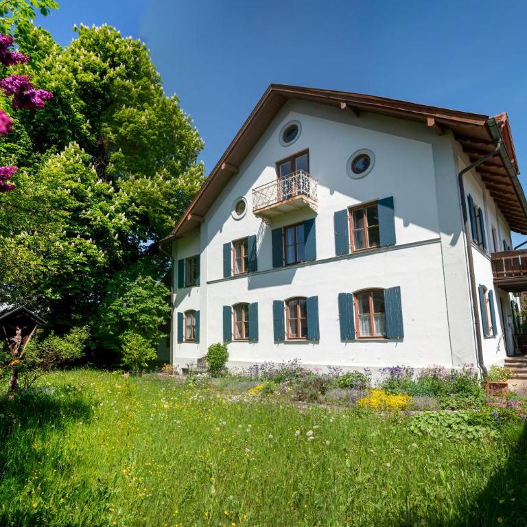 Landhauswohnung mit wildromantischem Garten - Apartment mit 2 Schlafzimmern - 1