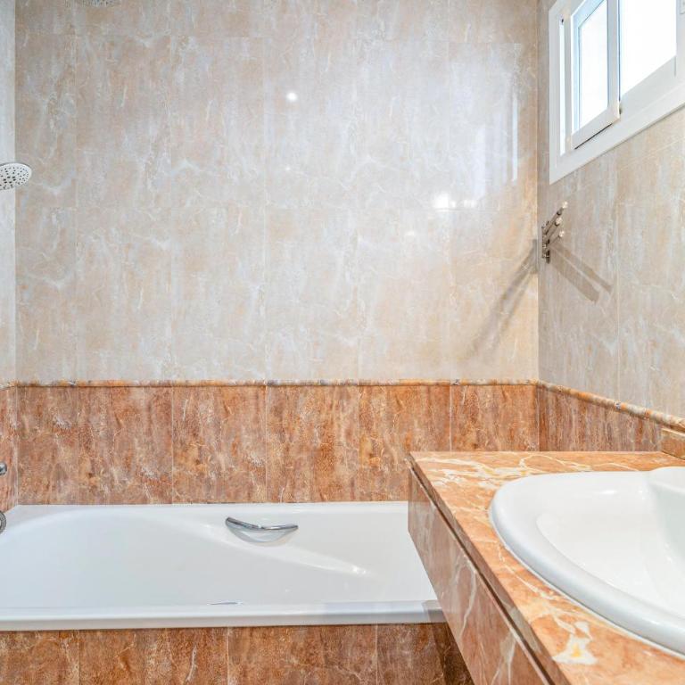 Lovely Home In Benalmádena - Casa de 4 dormitorios - 21