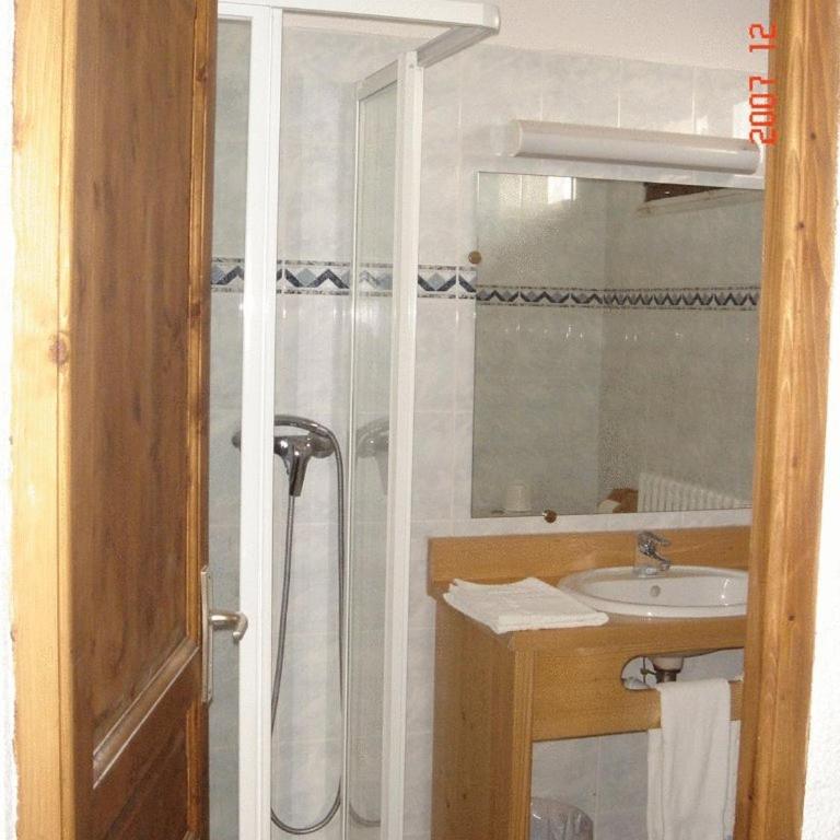 Le Castillan - Chambre Double ou Lits Jumeaux avec Douche et Vue au Nord - 3