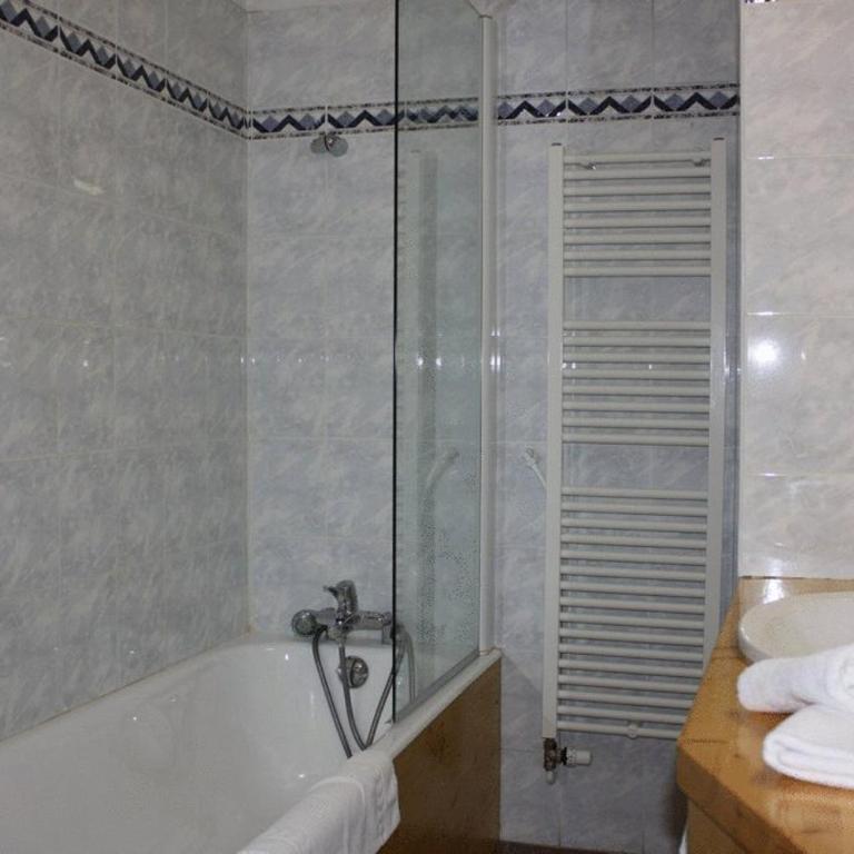 Le Castillan - Chambre Double ou Lits Jumeaux avec Baignoire et Balcon Orienté au Sud - 2