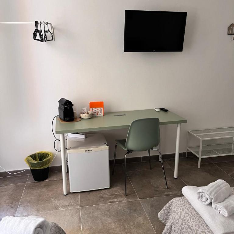 CapoDiLucca40 - Triple Room with Private Bathroom - 2