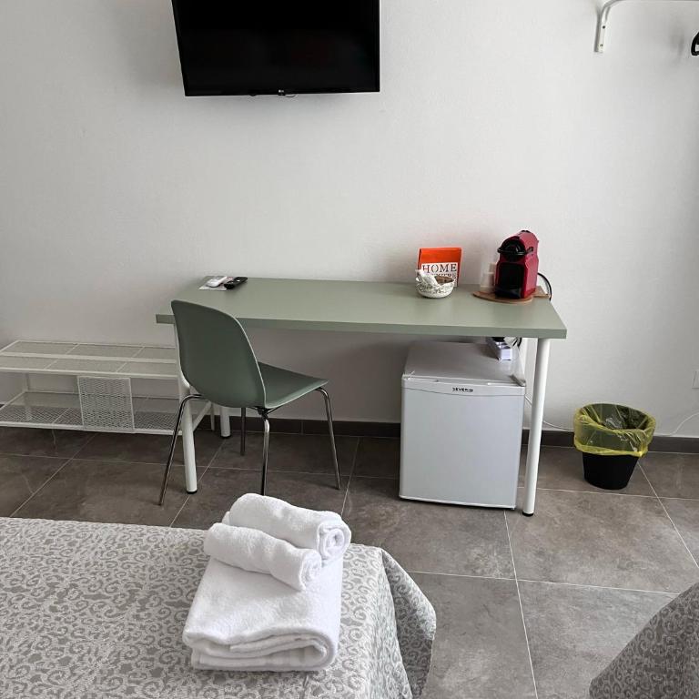 CapoDiLucca40 - Triple Room with Private Bathroom - 6