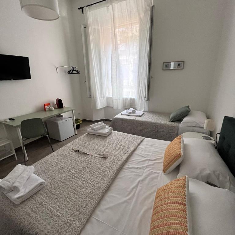 CapoDiLucca40 - Triple Room with Private Bathroom - 7