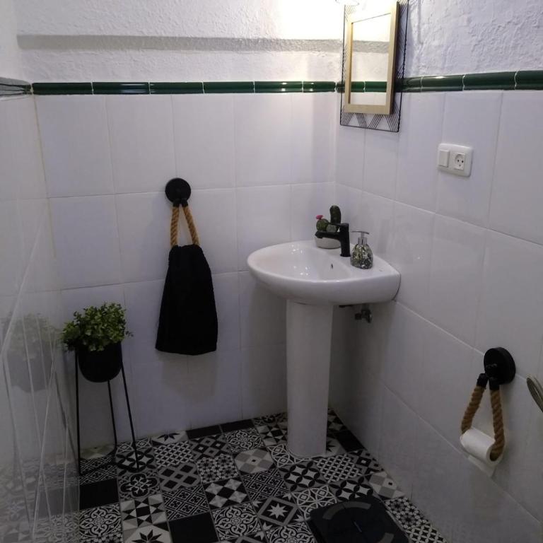 Casa con encanto y terraza junto a la playa - Three-Bedroom House - 14