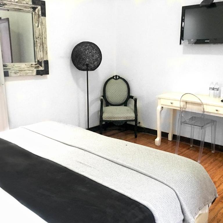 Distrito Condesa Rooms and Studios - Habitación con cama grande y balcón - 1