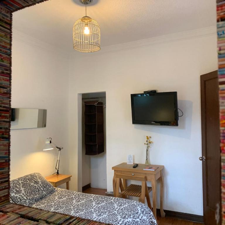 Distrito Condesa Rooms and Studios - Habitación con cama grande y balcón - 2