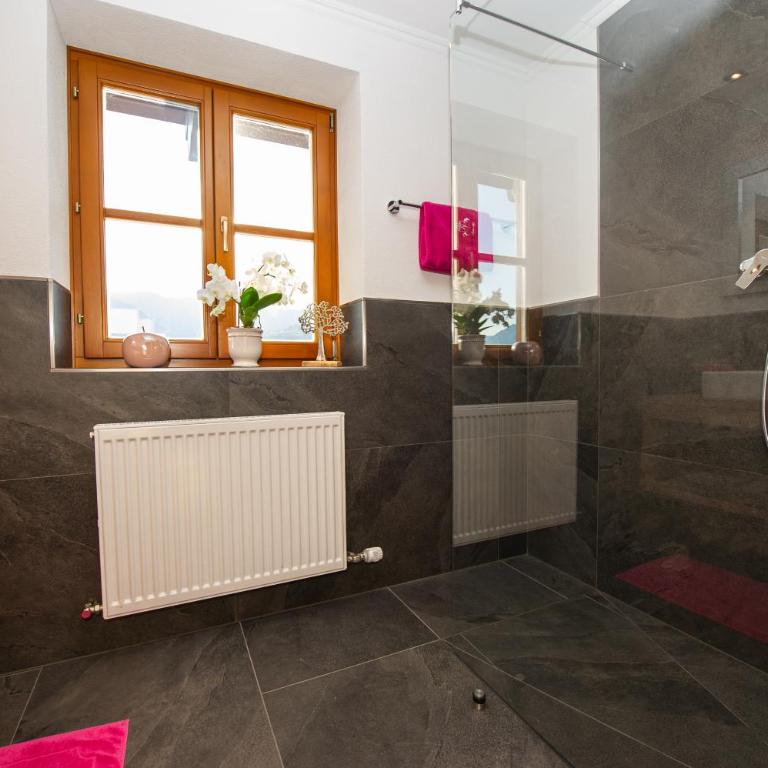 Appartements Lehenhof - Dreibettzimmer mit Bergblick - 18