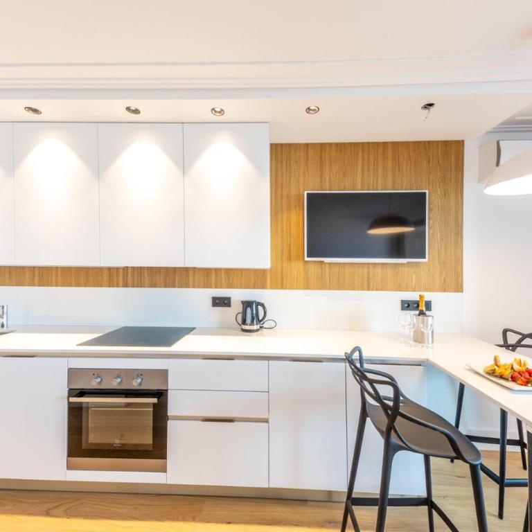 CENTER BAY - One-Bedroom Apartment - 19
