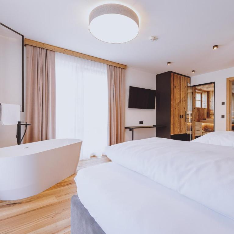 ZAGLGUT Premium Hotel & Chalets, Zell am See-Kaprun - Wellness & Infinity Pool, Air Conditioning, Panoramic Views & Summer Card Included - Panorama Superior Suite mit Sauna und Badewanne - 2