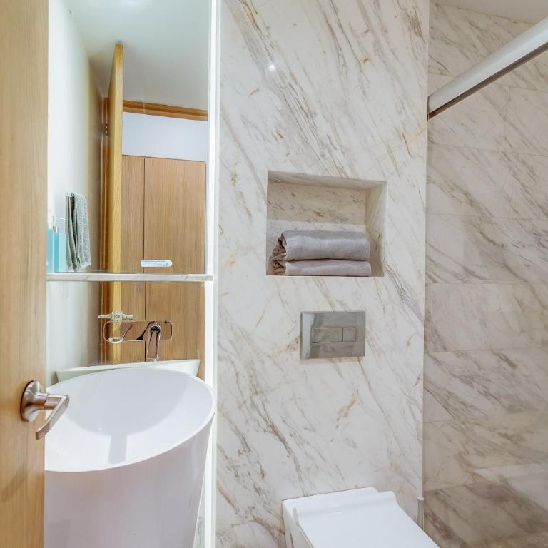 Lovely & Spacious Apartment with Pool & Gym in La Condesa - Icon - Two-Bedroom Apartment - 8