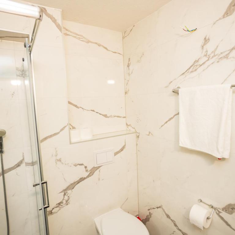 Green Lily Apartments - Apartment - 26