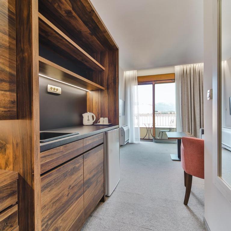 Hotel Vladimir - One-Bedroom Suite - 6