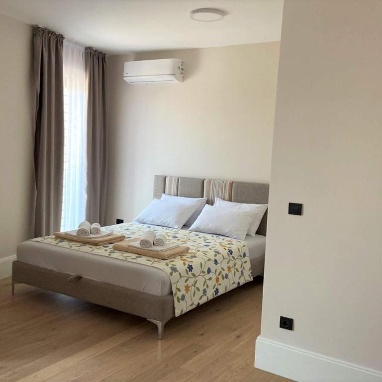 Silver Beachfront Becici - Deluxe Family Suite - 10