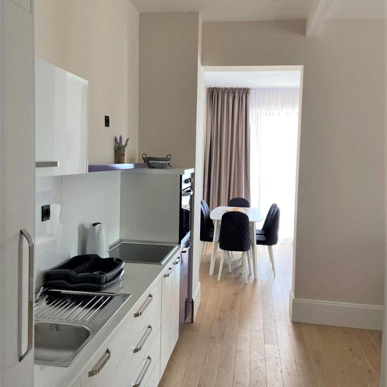 Silver Beachfront Becici - Deluxe Family Suite - 9