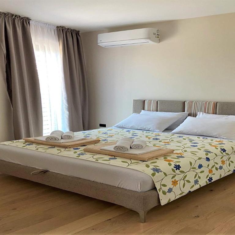 Silver Beachfront Becici - Deluxe Family Suite - 8