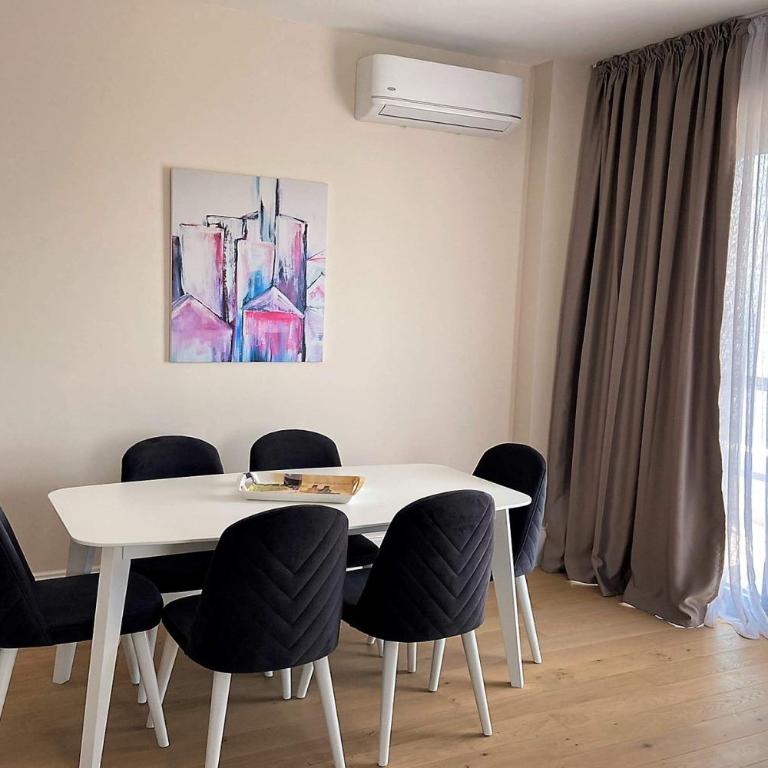 Silver Beachfront Becici - Deluxe Family Suite - 12