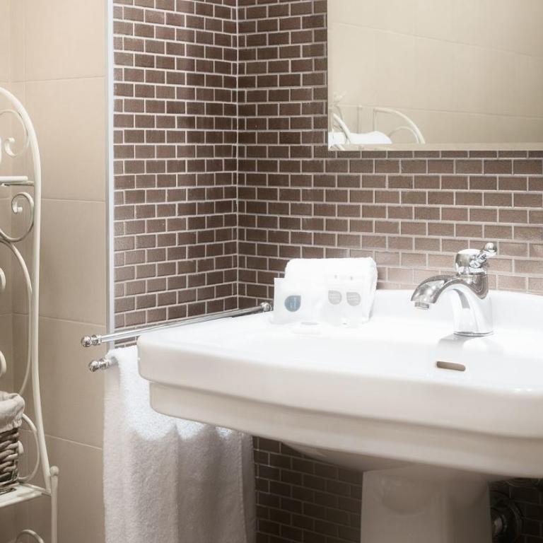 Palazzo Cerù Bed and Breakfast - Camera Matrimoniale con Bagno Privato - 8