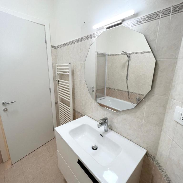 WELCOME RIVIERA -TORRE D'AVORIO APPARTAMENTO 126 mq piu'terrazzo25 mq - totalmente rinnovato- 250 m dal centro - parcheggio a pagamento 20 euro al giorno da prenotare in anticipo salvo dispo -parking at 20 euro per day to be booked in advance if available - Appartamento con 2 Camere da Letto - 5
