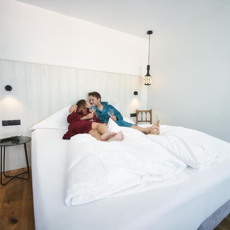 Hotel Die Arlbergerin - Zimmer mit Kingsize-Bett und Bergblick - 2