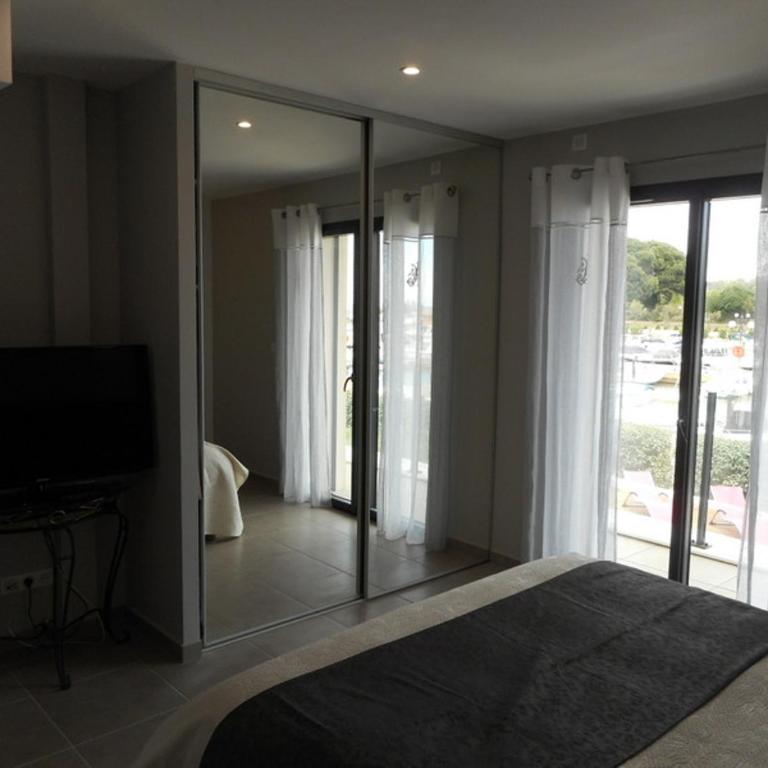 SUPERBE VILLA VUE MER JUSQU'A 14 COUCHAGES La LONDE LES MAURES Entre HYERES et Le LAVANDOU 4 Etoiles PISCINE CHAUFFEE - Four-Bedroom House - 24