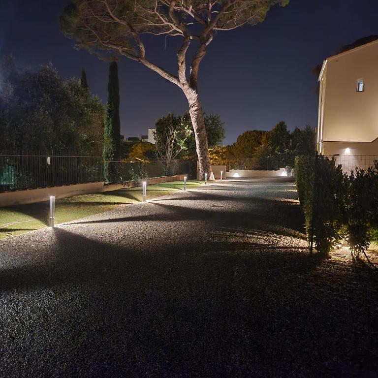 LA VILLA APARTMENTS - Convenient for Sardinia and Corsica - 4 beds - Private Parking included with Camera - Apartment with Garden View - 20