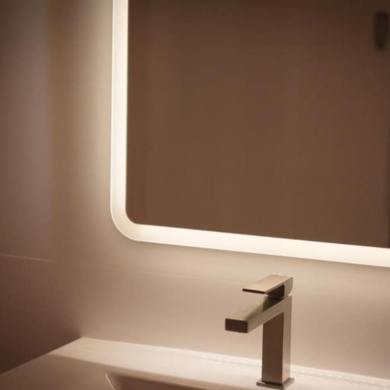 room five - parking, balnéothérapie, place nationale, un havre de paix - Appartement 1 Chambre - 55