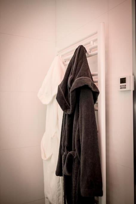 room five - parking, balnéothérapie, place nationale, un havre de paix - Appartement 1 Chambre - 40
